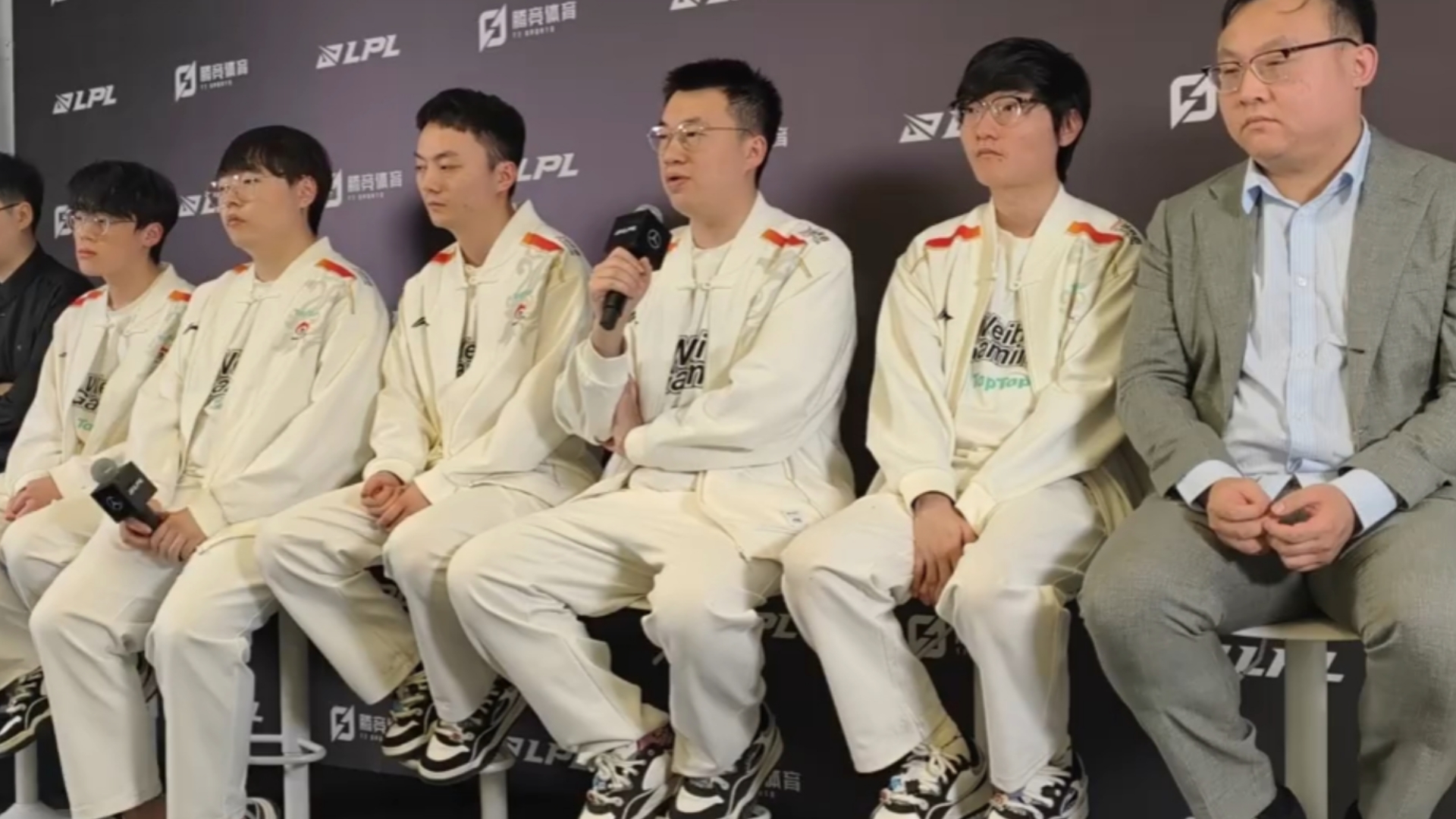 V5险胜IG,Xiaohu团战一打五宿敌对决八强赛,强势挺进下一轮 V5险胜IG,Xiaohu团战一打五宿敌对决八强赛,强势挺进下一轮