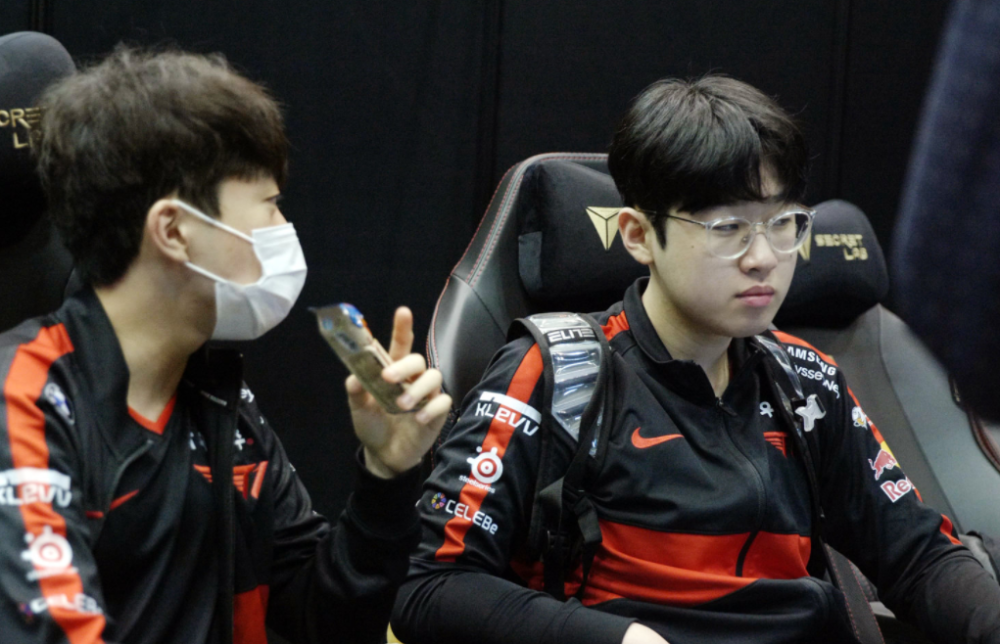 T1血洗EG,Caps打出惊人五杀激烈交锋四强赛,让粉丝疯狂欢呼 T1血洗EG,Caps打出惊人五杀激烈交锋四强赛,让粉丝疯狂欢呼