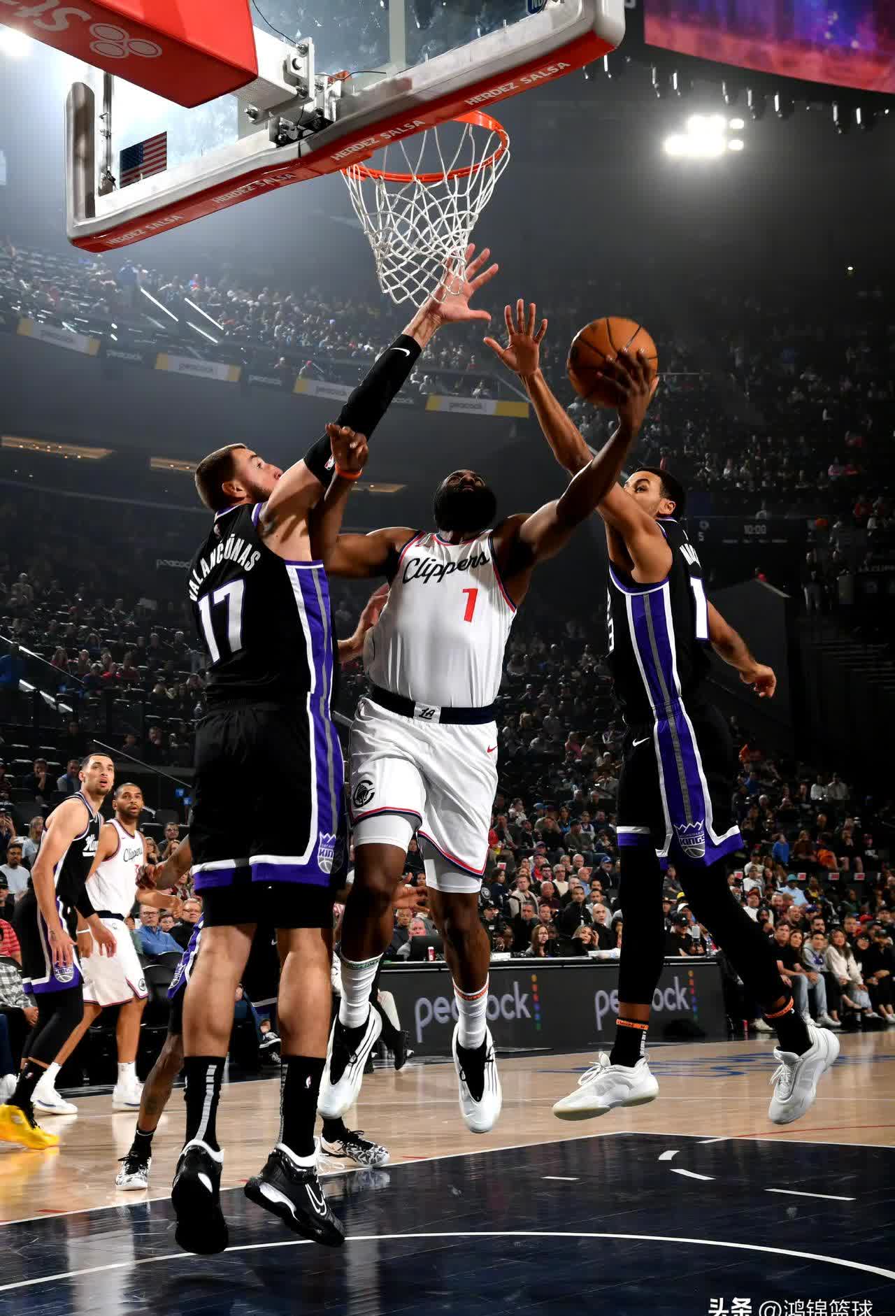 火箭队在客场战胜老鹰队，哈登三双