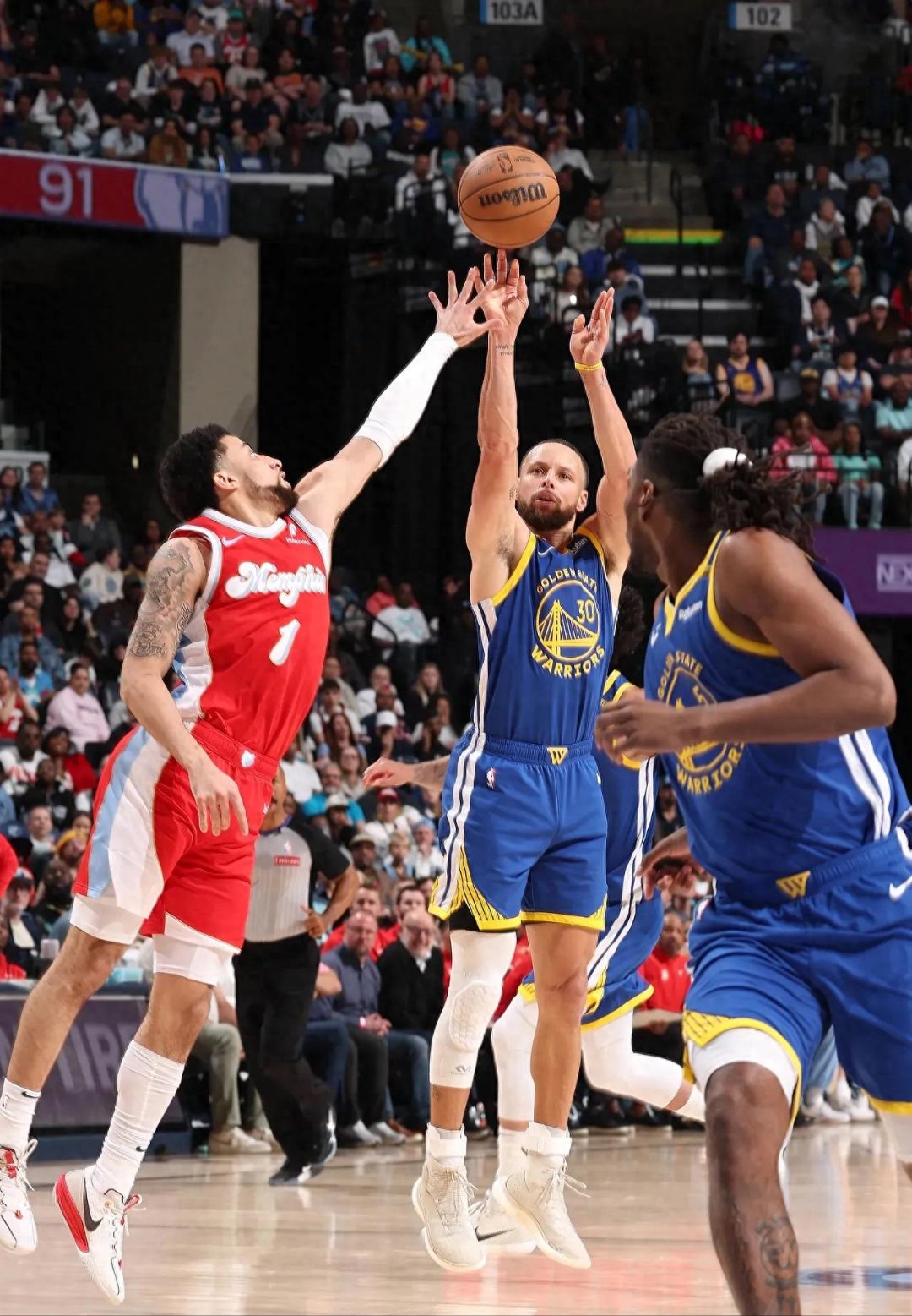 太阳险胜雄鹿，布克砍下35分