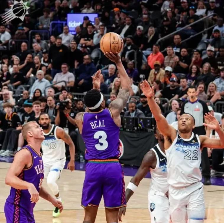 太阳险胜雄鹿，布克砍下35分