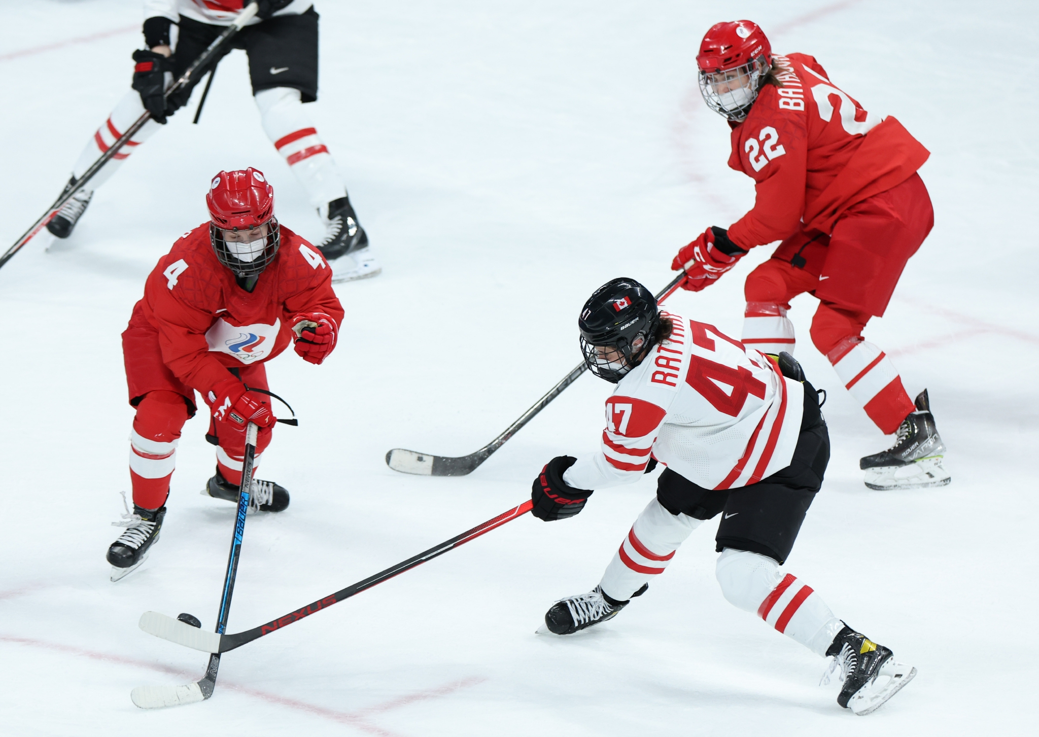 加拿大队在冰球比赛中力挫对手夺冠 加拿大队在冰球比赛中力挫对手夺冠