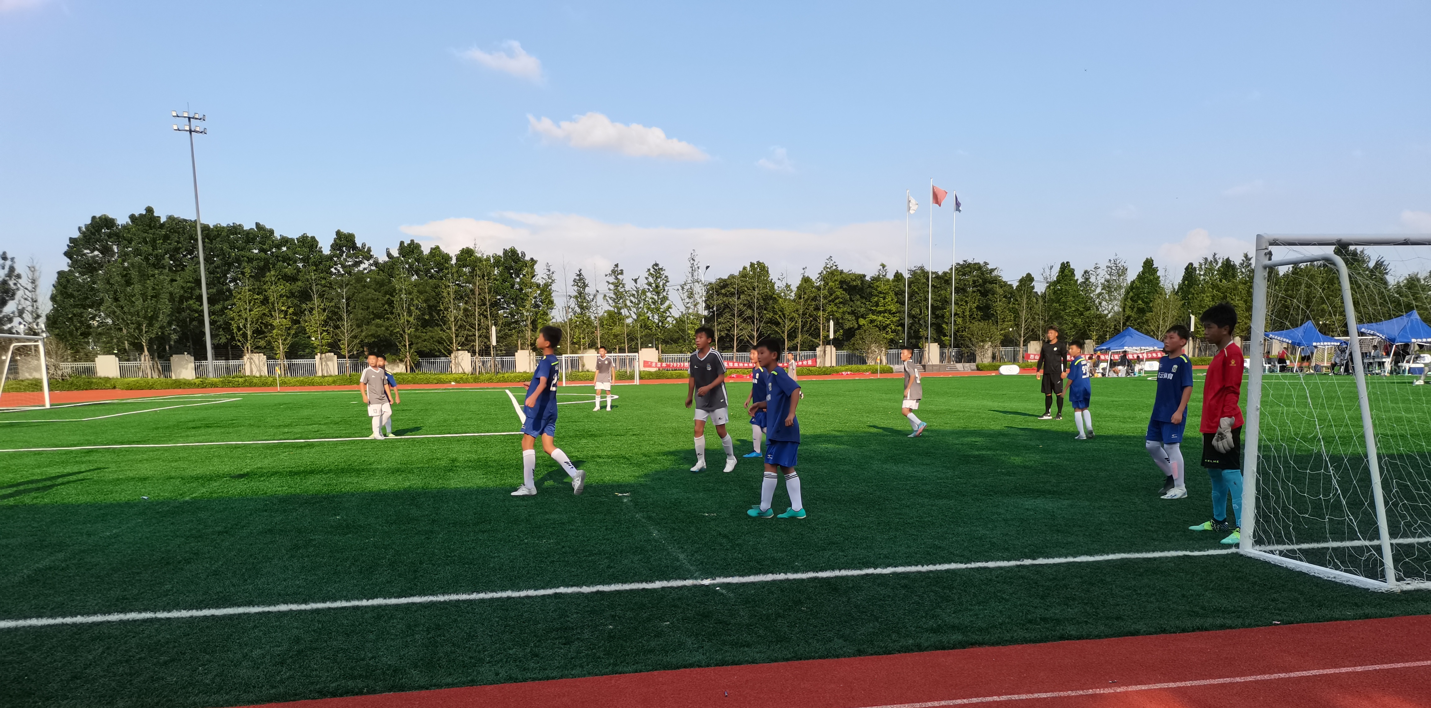 球场风云：异国球员燃情比赛，勇夺桂冠！