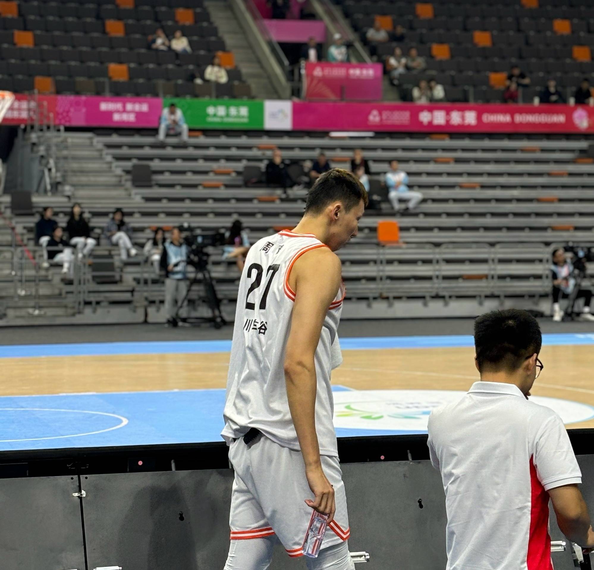 江苏队横扫天津队，周琦点燃赛场