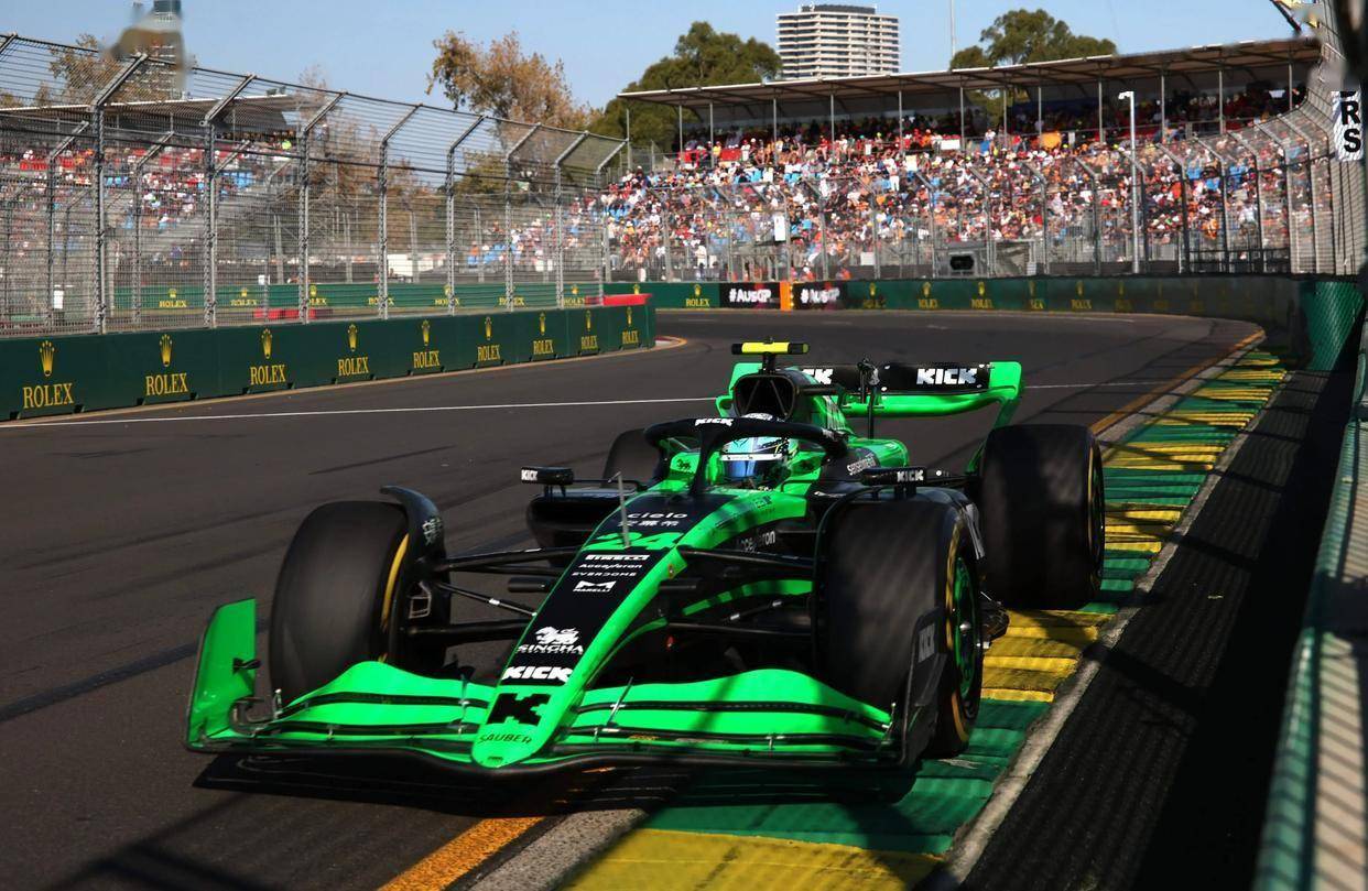 索伯车队鏖战红牛车队，周冠宇关键制胜的简单介绍