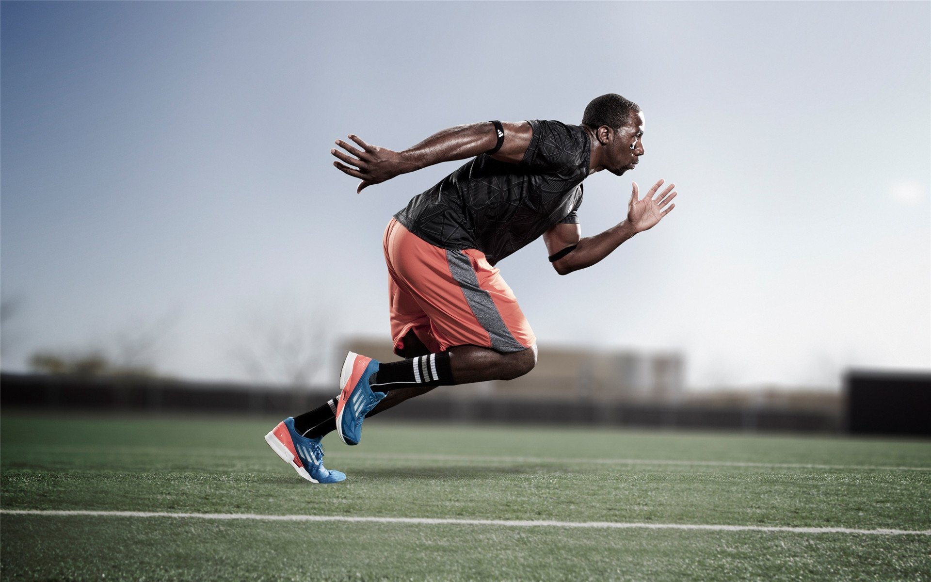 AC米兰击溃阿尔及利亚，克瓦拉茨赫利亚攻防两端统治