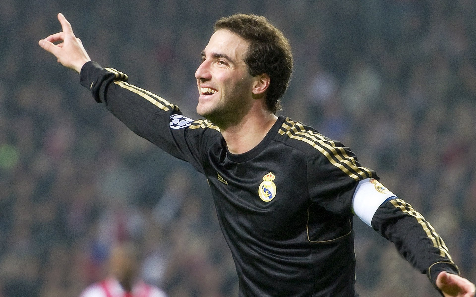 AC米兰击溃阿尔及利亚，克瓦拉茨赫利亚攻防两端统治